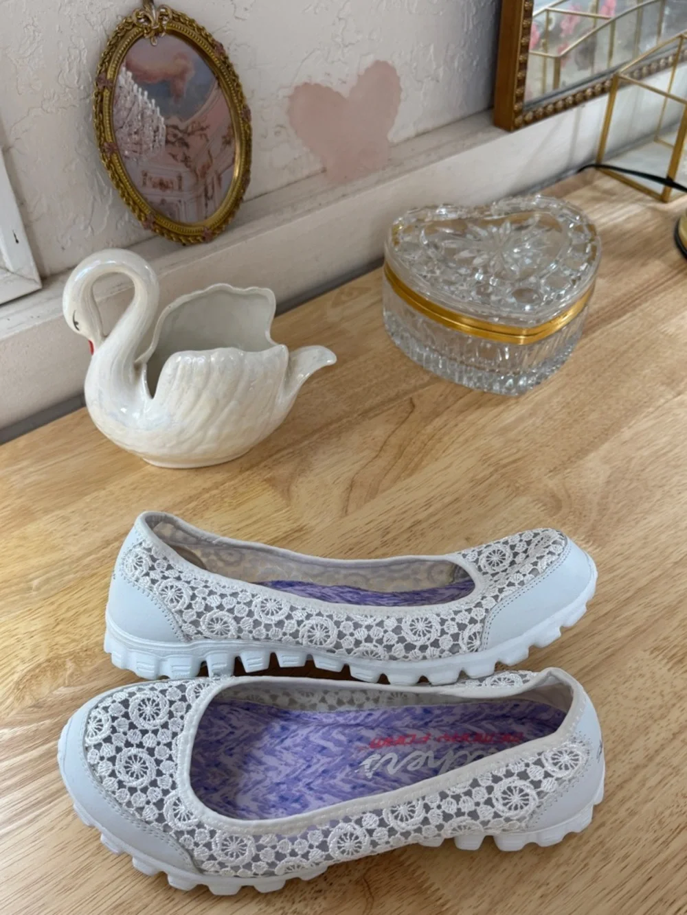 Whimsical Fairy Skechers White Leather Crochet Slip-On Comfort Flats Size 7